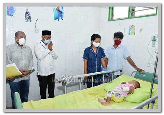 Wabup Sergai Jenguk Bocah Pasien Penderita Pembengkakan Liver