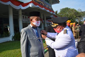 Bupati Langkat memberikan penghargaan Satya Lencana Karya Satya kepada Kadis Kominfo Langkat