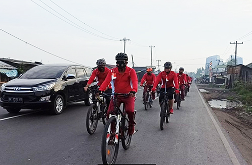 Kapolres Bersepeda Bersama TNI dan Polri Sambil Berbagi Sembako