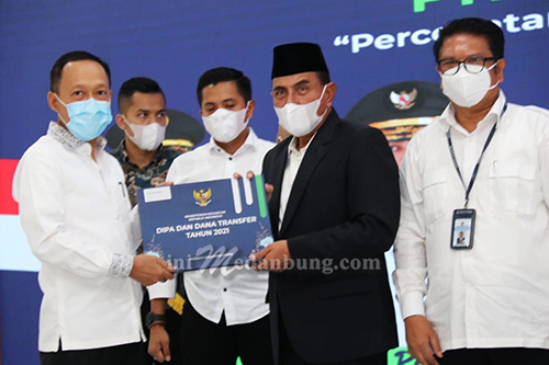 Pjs Wali Kota Terima TKDD 2021 Dari Gubsu