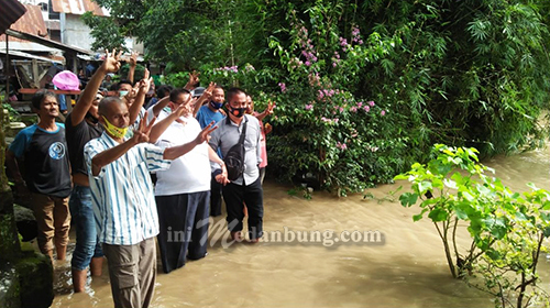 Paslon 03 Tinjau Banjir Luapan Sungai Mencirim