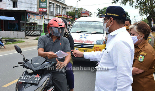 Peringati HKN ke-56, Pemkab Sergai Bagikan Masker Bantuan Kemenkes Kepada ASN dan Masyarakat