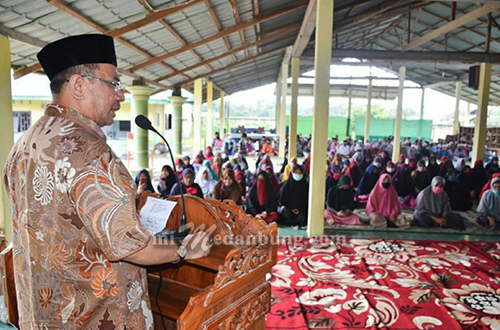 Cegah Terbentuknya Klaster, Pjs. Bupati Sergai Serahkan Bantuan Peralatan Protokol Kesehatan ke Pesantren
