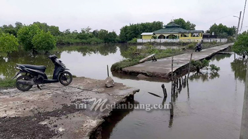 Akibat Jalannya Abrol Ratusan Warga Canang Kering Terpaksa Naik Perahu