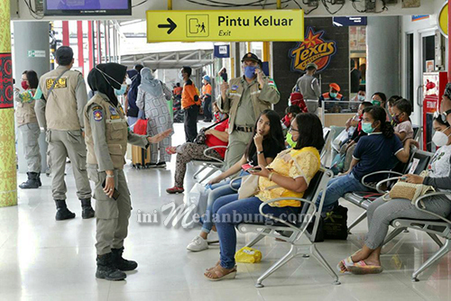 Tim Satgas Covid-19 Kota Medan Imbau Penumpang di Stasiun KA Disiplin Prokes