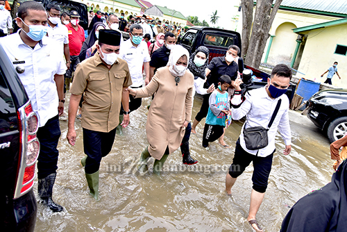 Gubernur Tinjau Banjir dan Serahkan Bantuan di Langkat