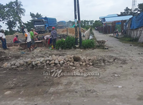 Tidak Memiliki Ijin Menimbun Pengguna Jalan dan Warga Resah Akibat Debu