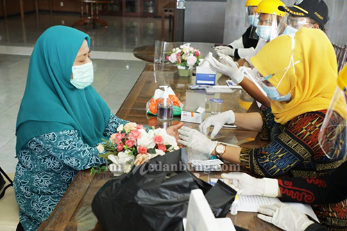 Menyambut Hari Ibu Ke-92, TP-PKK Asahan Adakan Rapit Test Gratis