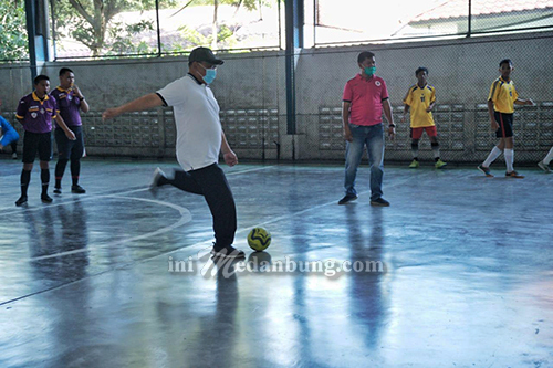 Akhyar Buka Turnamen Futsal  16 Tahun Alung Cup