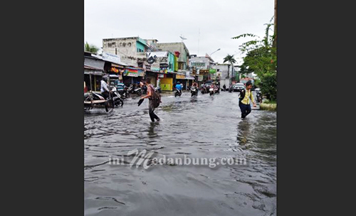 Akibat Dreinace Buruk, Jalan Marelan Raya Direndam Banjir Air Hujan