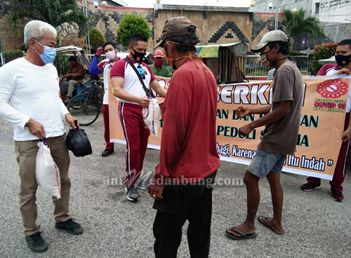 Kapolsek Kota dan Tim Relawan Covid-19 Gowes Sekaligus Kegiatan Sosial