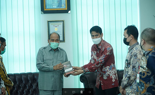 Serahkan Handphone Bantu Siswa Tebing Tinggi, Walikota: Ini Menjadi Motivasi, Terima Kasih OJK