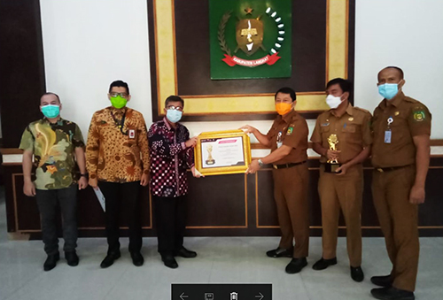 OJK Sumbagut Serahkan Piala dan Piagam TPAKD Award 2020 ke Pemkab Langkat