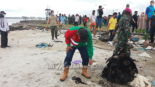 Plt Walkot Medan Pimpin Bersihkan Sampah Pantai Belawan