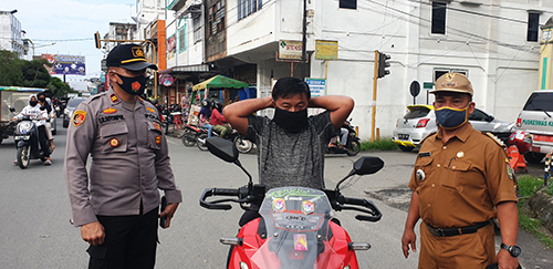 Polsek Kota Kisaran Bersama Forkomficam Bagikan 1500 Masker