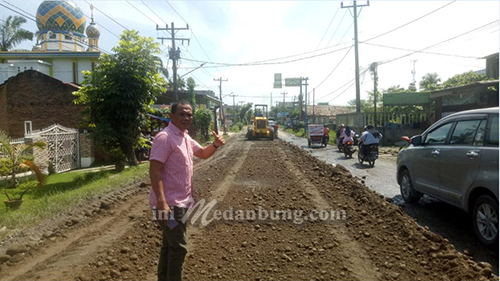 Anggota DPRDSU Sumbangkan Dana Pribadi untuk Perbaikan Jalan di Binjai