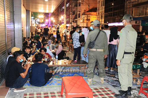 Satgas Covid-19 Pemko Medan Tertibkan Pedagang Angkringan Kesawan