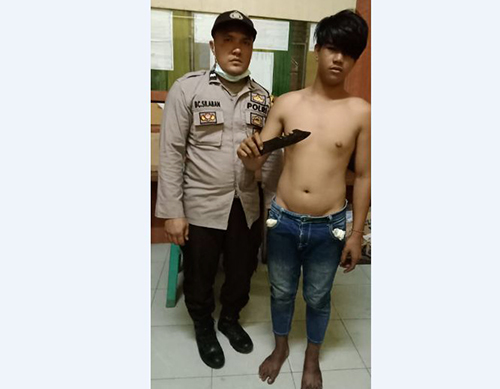 Dua Kelompok Pemuda Bentrok Menggunakan Sajam & Panah Beracun