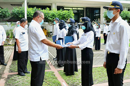 Plt Wali Kota Medan Serahkan 190 SK CPNS
