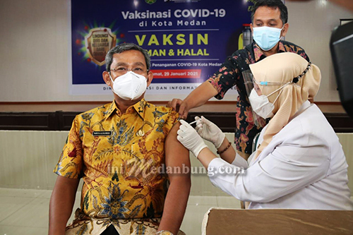 Sekda Kota Medan Terima Suntik Vaksin Covid-19 Tahap Kedua