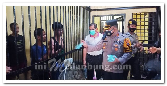 Waka Polres Pelabuhan Belawan Bagikan Masker Ketahanan
