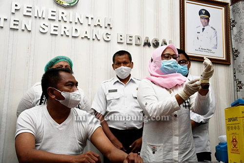 Wabup Darma Wijaya Orang Pertama Sergai Disuntik Vaksin Covid-19