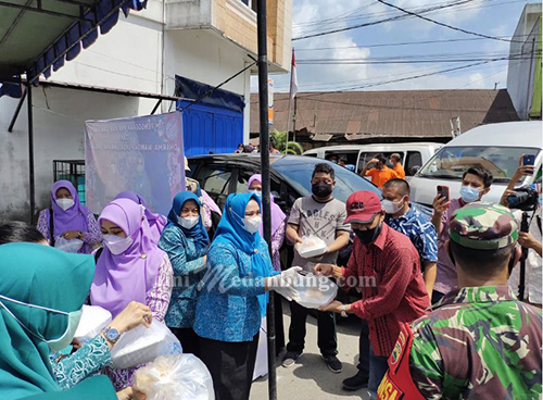 TP PKK dan DWP Langkat Kolaborasi, Bagikan 800 Bungkus Nasi Berkah