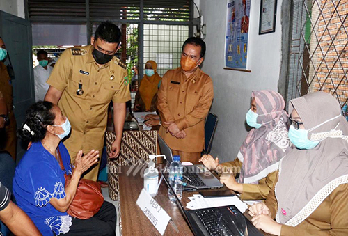 Bobby Nasution Tinjau Vaksinasi Khusus Lansia di Medan Tuntungan dan Belawan