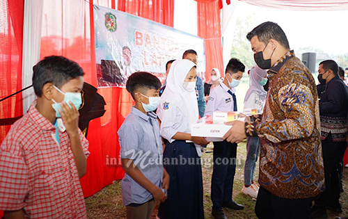 Bobby Nasution Serahkan 50 Unit Laptop dan Wifi Gratis di Sekolah