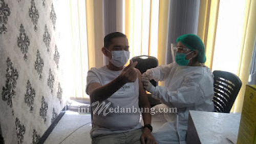 Ihwan Ritonga Divaksin, Masyarakat Diajak Ikuti Program Pemerintah