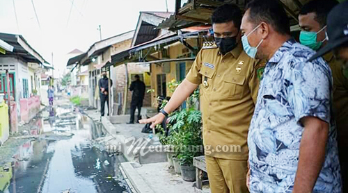 Bobby Nasution Tinjau Jalan Rusak dan Tergenang di Medan Amplas