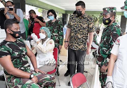 Wali Kota Tinjau Vaksinasi Covid-19 Bagi Babinsa di Jajaran Kodim 0201/BS