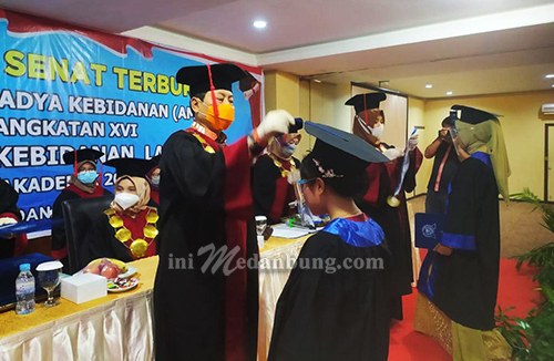 Akedemi Kebidanan Langkat Wisuda 30 Bidan