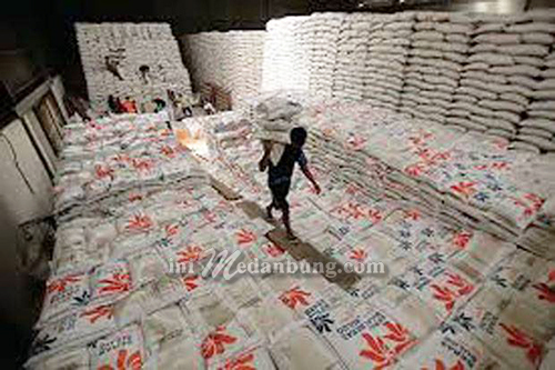 Stok Bahan Kebutuhan Pokok di Medan Aman