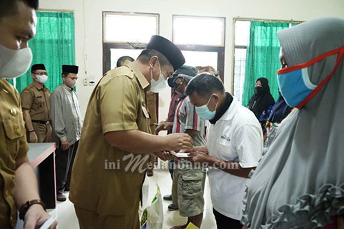 Wabup Asahan Bagikan 1000 Paket Beras ke Kaum Dhuafa Kisaran Barat