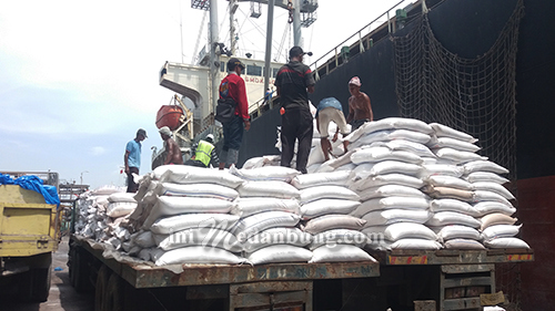 10 Ribu Ton Gula Pasir Asal India Dibongkar di Belawan