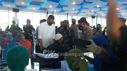 Kapoldasu, Pangdam I/BB dan Walikota Meninjau Vaksinasi Covid-19 di Belawan