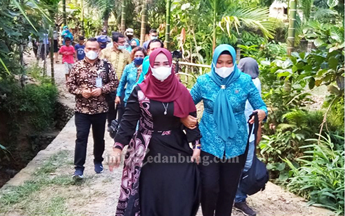 Desa Bukit Lawan Kategori LBS, Tiorita Datang Lakukan Pembinaan
