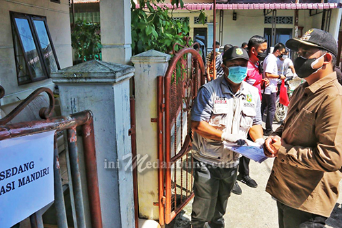 Wali Kota Medan Serahkan Bantuan Kepada Warga Melakukan Isoman