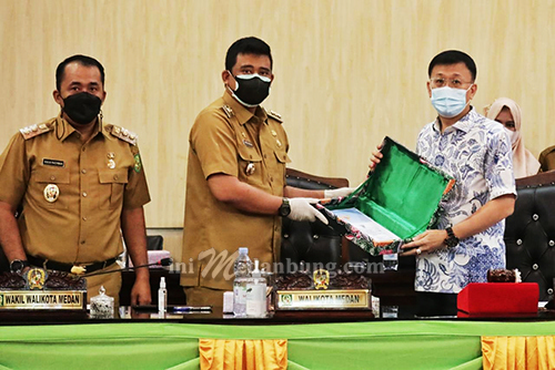 Wali Kota Medan Sampaikan Nota Pengantar Ranperda Penetapan Zonasi Aktifitas PKL