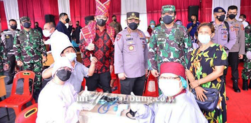 Wali Kota Medan, Panglima TNI dan Kapolri Tinjau Vaksinasi Massal di Pasar Induk Lau Cih