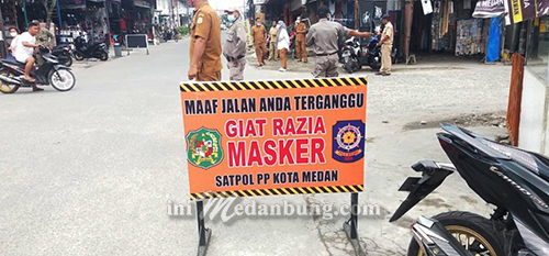 Petugas PPKM Kecamatam Razia Masker dan Swab