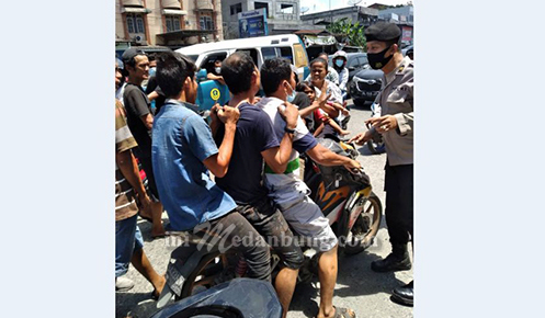 Diduga Gelapkan Angkot Pria Paruh Baya Digebuki Massa dan Diseret ke Polsek Medan Labuhan