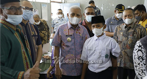 Bupati Asahan Tinjau Vaksinasi di Beberapa Sekolah