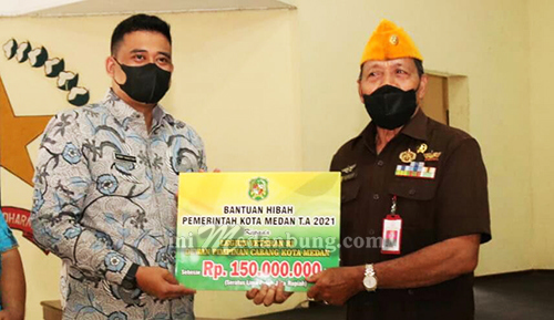 Wali Kota Medan Serahkan Bantuan Hibah Kepada DPC LVRI Kota Medan