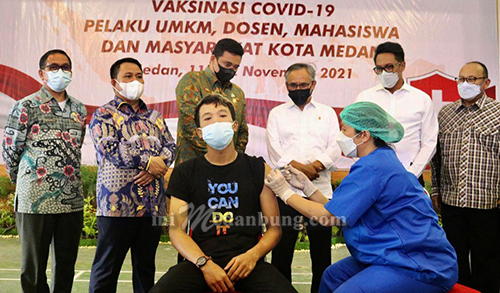 Bobby Nasution Tinjau Vaksinasi untuk Pelaku UMKM, Dosen, dan Mahasiswa