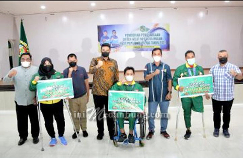Wali Kota Medan Serahkan Penghargaan kepada Para Atlet NPC Kota Medan
