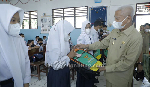 Bupati Serahkan Bantuan Baznas Kepada Siswa/Siswi Kurang Mampu