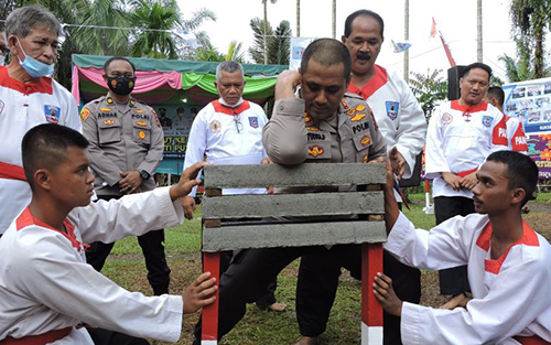 Hadiri HUT Ke III Merpati Putih, Kapolres Asahan Antraksi Pecahkan Batu