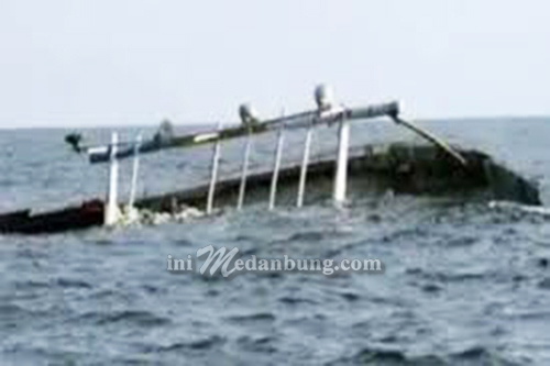 Kapal Pecboat Tenggelam Digulung Ombak Tinggi, Seluruh ABK Selamat